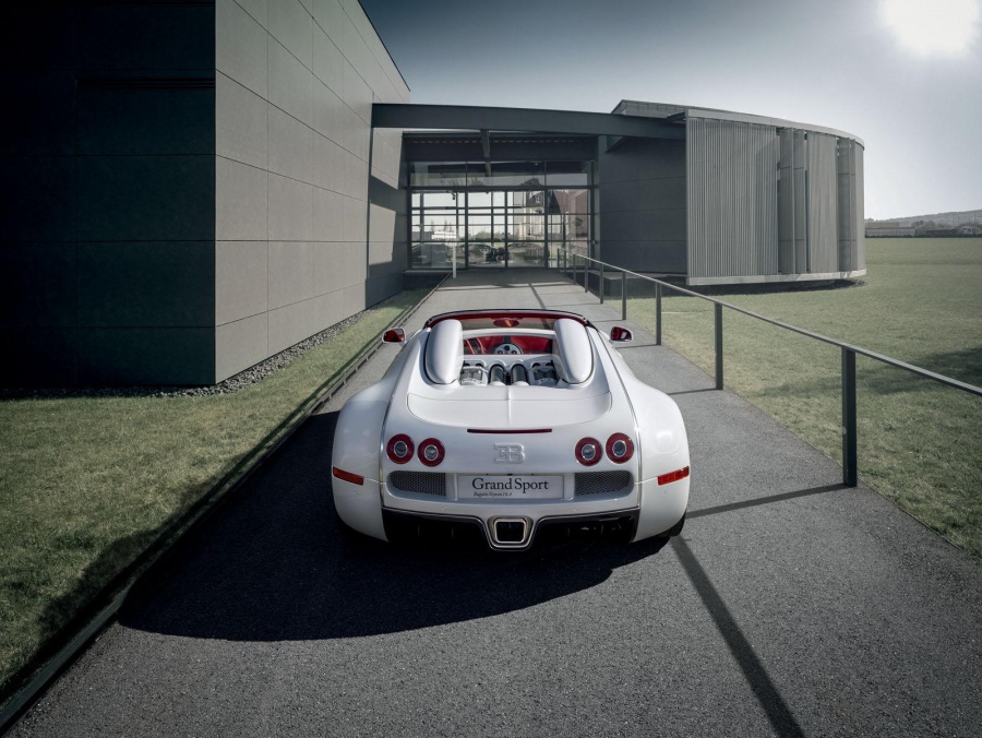 Name:  06-veyron-wei-long.jpg
Views: 10939
Size:  216.9 KB