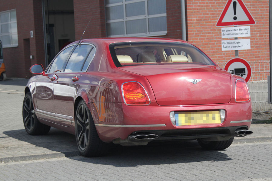 Name:  Erlkoenig-Bentley-Continental-Flying-Spur-V8-19-fotoshowImageNew-807356d0-608349.jpg
Views: 1110
Size:  110.0 KB