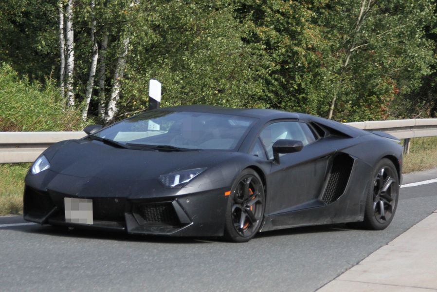 Name:  Erlkoenig-Lamborghini-Aventador-Roadster-19-fotoshowImageNew-1d621e83-629819.jpg
Views: 4650
Size:  124.3 KB