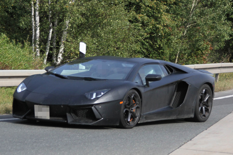 Name:  Erlkoenig-Lamborghini-Aventador-Roadster-19-fotoshowImageNew-1d621e83-629819.jpg
Views: 4712
Size:  124.3 KB
