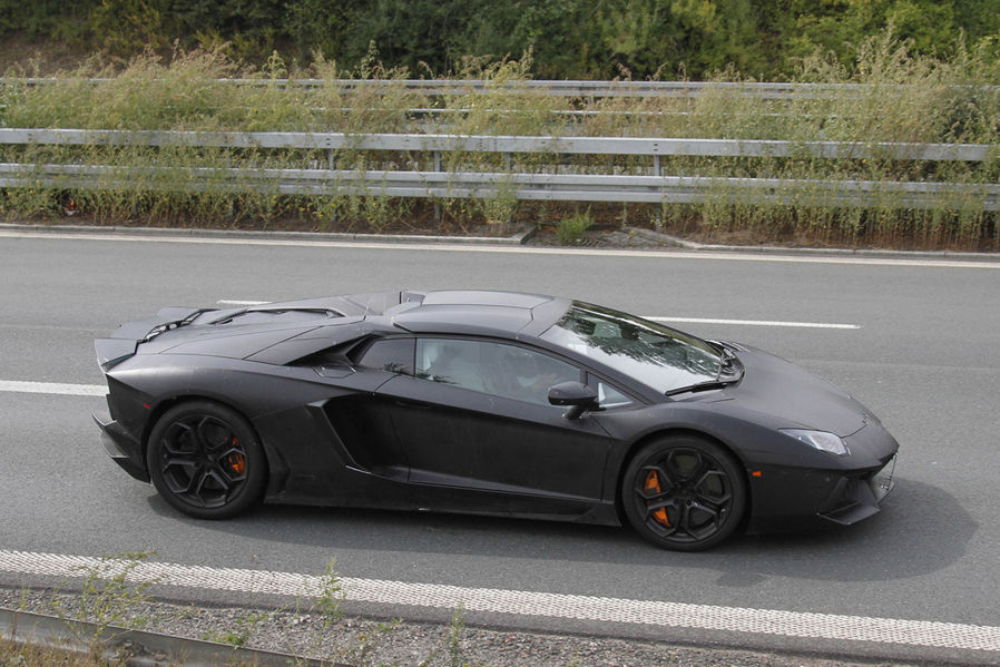 Name:  Erlkoenig-Lamborghini-Aventador-Roadster-19-fotoshowImageNew-6bcf0de3-629810.jpg
Views: 6935
Size:  125.3 KB