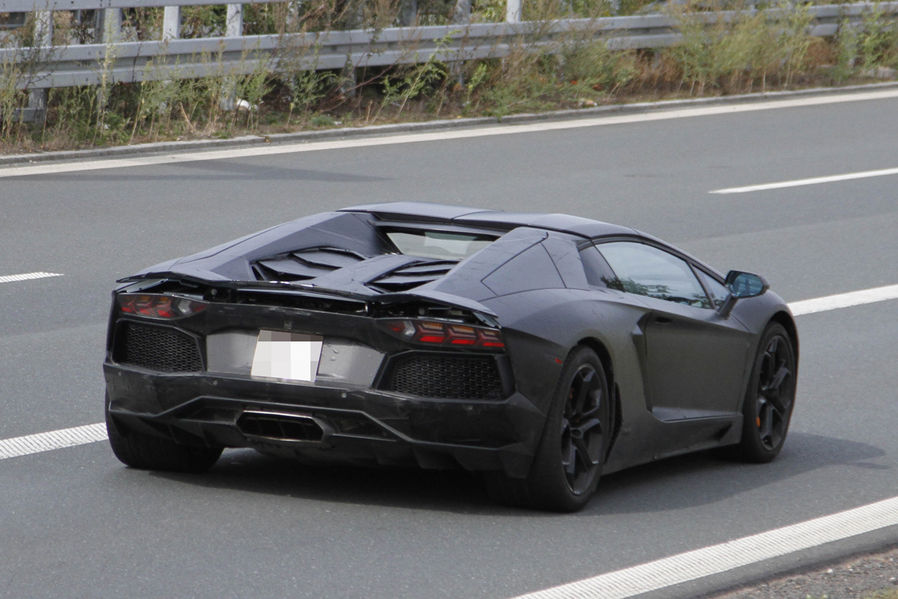 Name:  Erlkoenig-Lamborghini-Aventador-Roadster-19-fotoshowImageNew-527c6c5d-629811.jpg
Views: 7157
Size:  91.2 KB