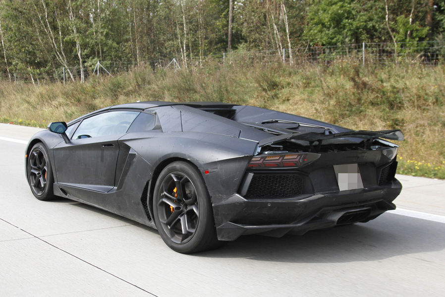 Name:  Erlkoenig-Lamborghini-Aventador-Roadster-19-fotoshowImageNew-776eedac-629822.jpg
Views: 4957
Size:  116.3 KB