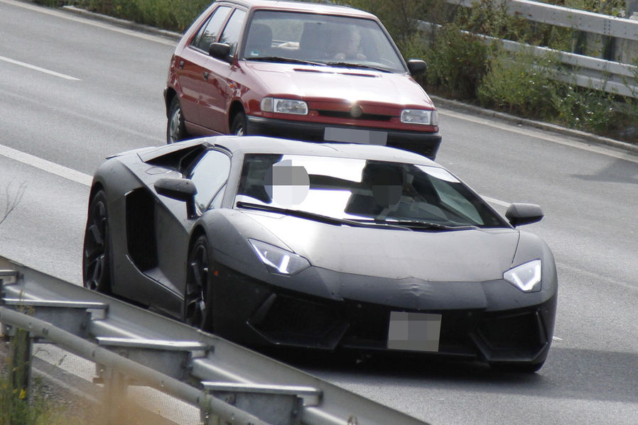 Name:  Erlkoenig-Lamborghini-Aventador-Roadster-19-fotoshowImageNew-9373e52-629808.jpg
Views: 4954
Size:  96.8 KB