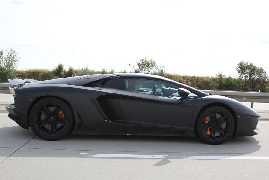 Name:  Erlkoenig-Lamborghini-Aventador-Roadster-19-fotoshowImageNew-a1f6f2b3-629826.jpg
Views: 5253
Size:  57.8 KB