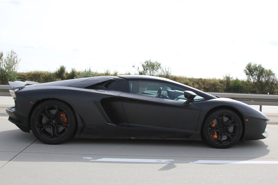 Name:  Erlkoenig-Lamborghini-Aventador-Roadster-19-fotoshowImageNew-a1f6f2b3-629826.jpg
Views: 5332
Size:  57.8 KB