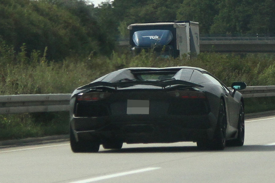Name:  Erlkoenig-Lamborghini-Aventador-Roadster-19-fotoshowImageNew-c33f9745-629812.jpg
Views: 3294
Size:  76.0 KB
