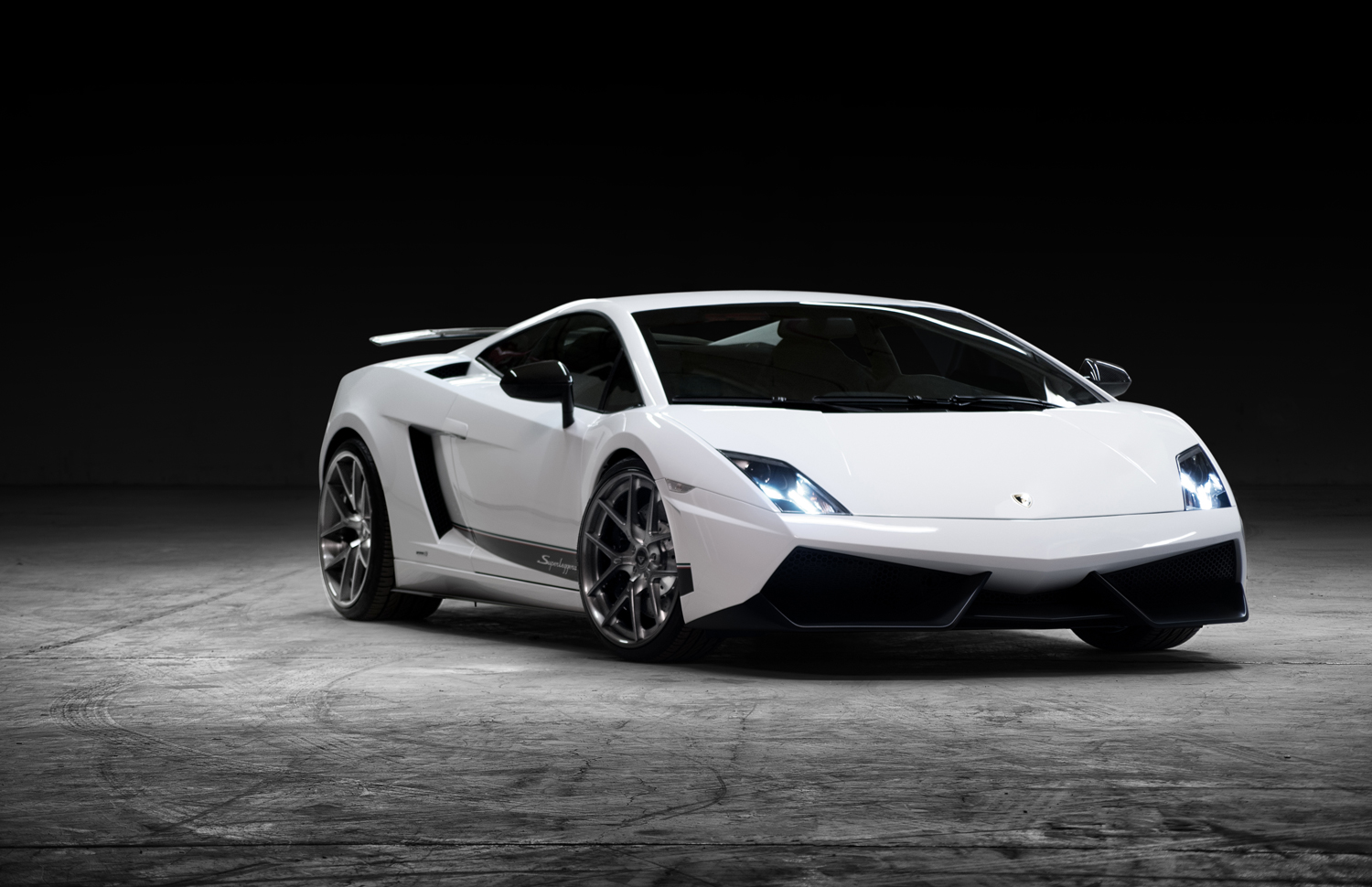 Name:  superleggera-white-3.jpg
Views: 47
Size:  494.7 KB
