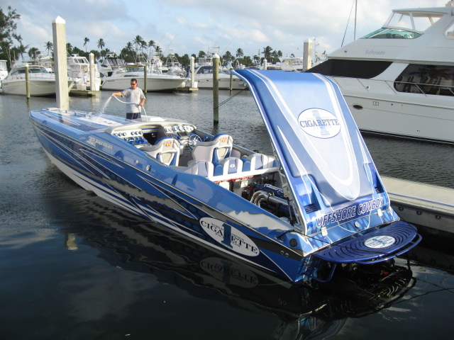 Name:  Bahia Mar pix - Dec 2006 Joe Washing Boat With Hatch Up 2.jpg
Views: 1141
Size:  128.3 KB