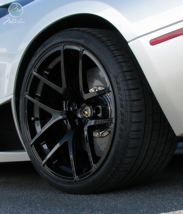 Name:  Murcielago Balloon White 19 & 20 Modulare B18 Gloss Black close-up rear.jpg
Views: 632
Size:  136.6 KB