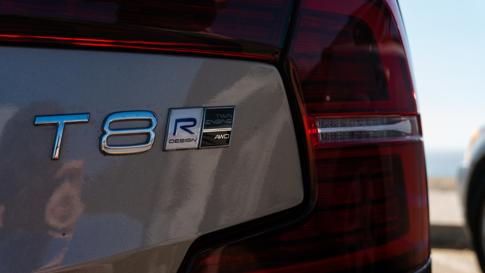 2019 Volvo S60 T8 R-Design script twin engine badge rear trunk